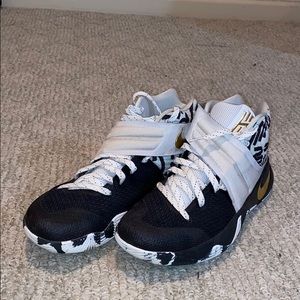 Kyrie Irving 2s